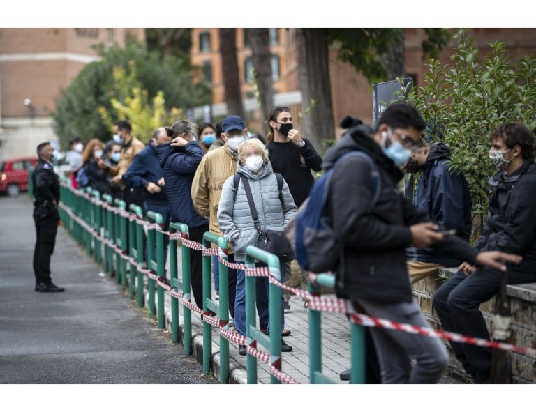Coronavirus, lunghe code per fare il tampone alla Casa Salute al Labaro