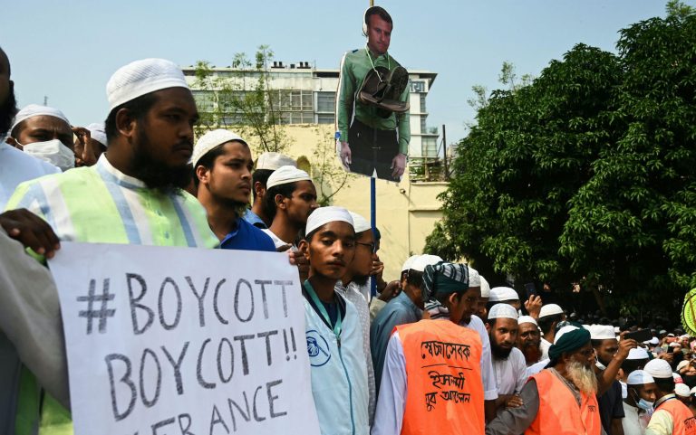 Monta la protesta contro la Francia in Pakistan e in Bangladesh