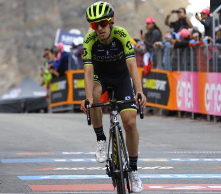 Ciclismo,  Simon Yates lascia il Giro d’Italia: è positivo al Covid