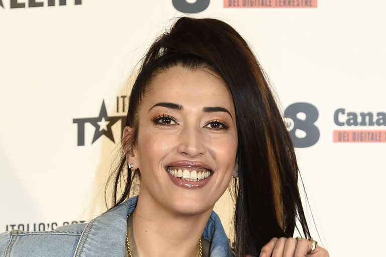 Coronavirus, la cantante Nina Zilli positiva al Covid: “Evitate i luoghi chiusi e affollati, soprattutto quando sono frequentati da persone senza mascherine, come accade ai ristoranti”