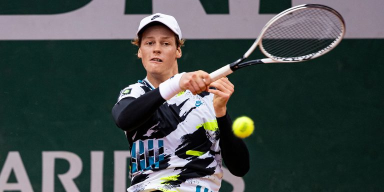 Tennis, l’altoatesino Jannik Sinner eliminato al Roland Garros: sconfitto da Rafael Nadal