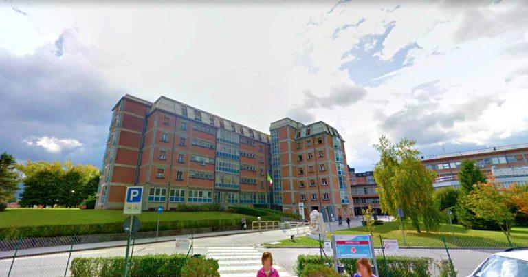 Belluno, primario di un ospedale indagato: ha continuato a lavorare avendo i sintomi del Covid. Ha infettato quattro persone