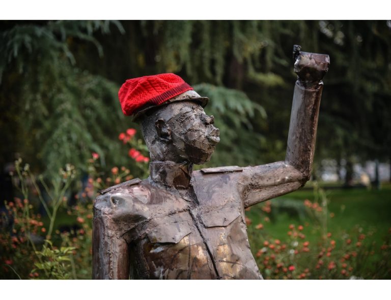 Milano, istallata una statua di un rivoluzionario anticolonialista nei giardini Montanelli in protesta con il passato del giornalista