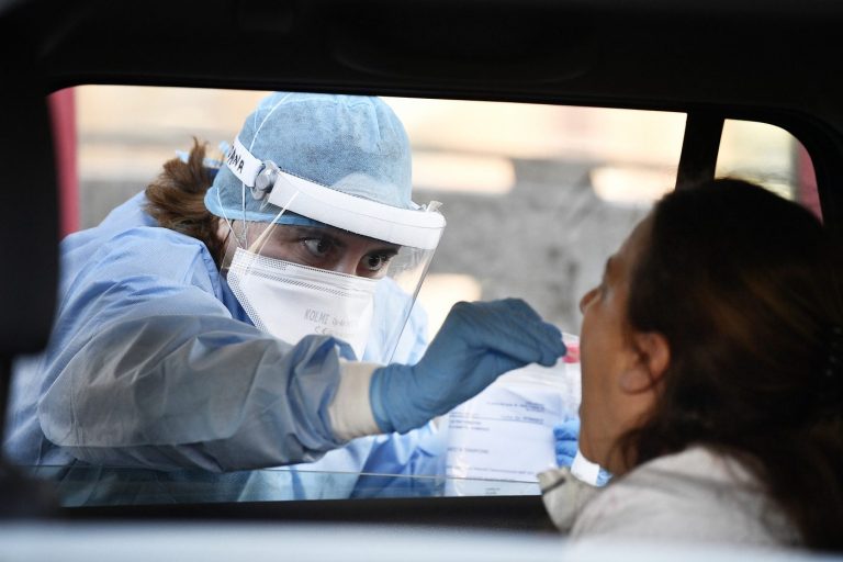 Coronavirus, a Napoli centinaia di persone hanno dormito in macchina per fare il tampone