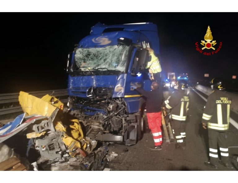 Toscana, un Tir travolge un cantiere mobile sull’A1 tra Valdichiana e Chiusi: morta una persona