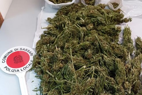 Cagliari, fermato un 45enne di Sassari: aveva in macchina un chilo di marijuana