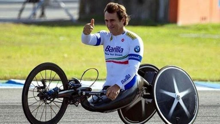 Vicenda Alex Zanardi, secondo il consulente Mattia Strangi il campione paralimpico viaggiava a 50 km/h con la sua handbike quando si schiantò contro il camion: “Da quanto emerge si andrebbe verso un’assenza di colpe nell’incidente”