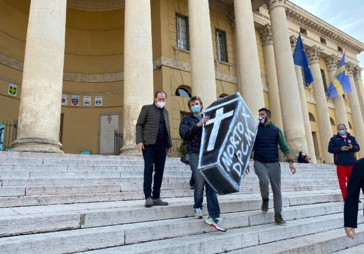 Verona, corteo contro il Dpcm davanti il Municipio