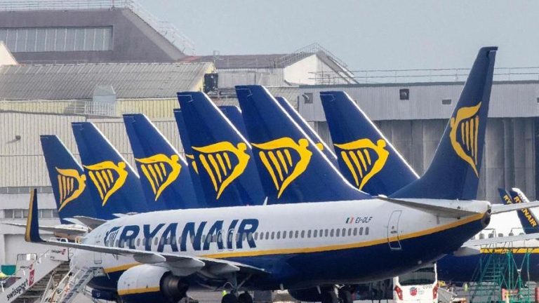 Offerta di Ryanair. La compagnia aerea lancia la promozione “Acquista un volo, ne riceverai uno a metà prezzo” su oltre 1.000 rotte del proprio network