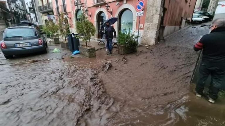 Maltempo al nord: frane e alluvioni in Piemonte, Lombardia e Liguria. Un vigili del fuoco morto in Val d’Aosta