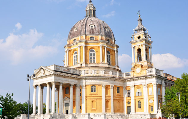 Lastra di piombo pericolante sulla cupola della Basilica di Superga a Torino. I vigili del fuoco al lavoro per rimuoverla