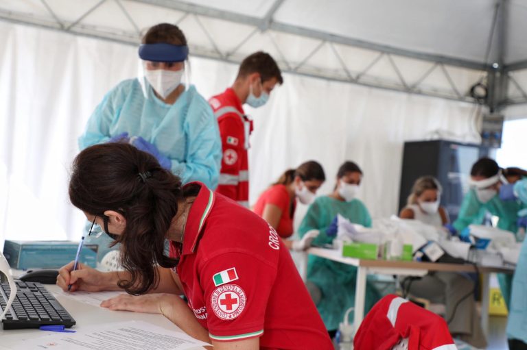 Coronavirus, tamponi per i dipendenti comunali da oggi al drive-in dell’aeroporto