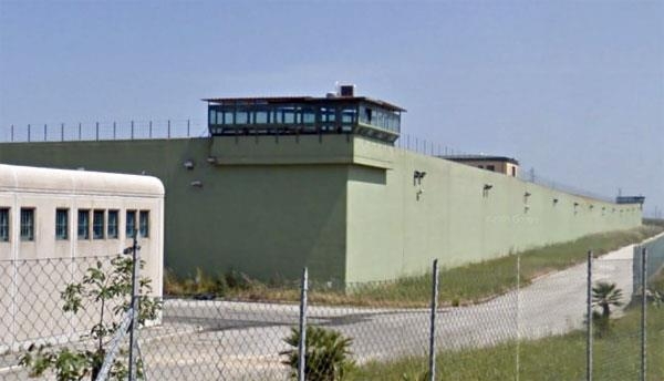 Carcere di Vibo Valentia: sorpreso un detenuto con il cellulare