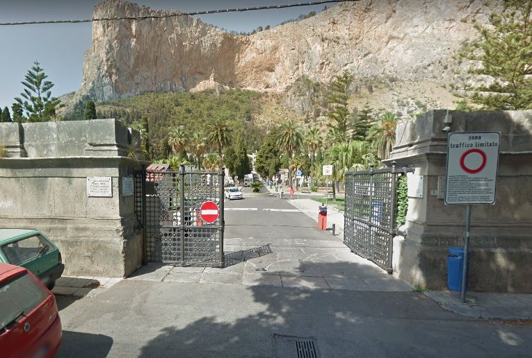 Cimitero dei Rotoli (Palermo), arresti domiciliari per l’ex direttore: le accuse sono concussione e corruzione