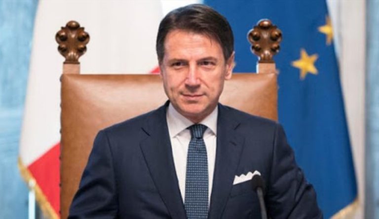 Coronavirus, il premier Conte firma il nuovo Dpcm: stretta su movida, feste e gite
