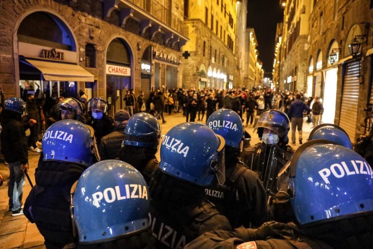 Firenze, il bilancio delle proteste di piazza: quattro arresti e 24 denunce