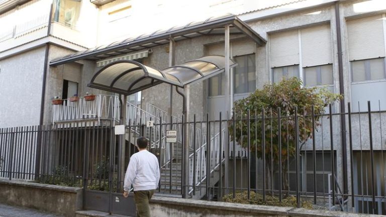 Pianzola di Mortara (Pavia), focolaio in un centro sociale: 56 suore positive al Covid