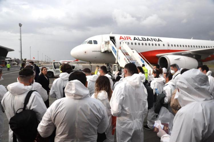 Coronavirus, In Albania l’uso delle mascherine diventa obbligatorio anche all’aperto