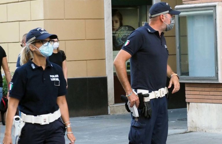 Sant’ Agato Militello (Catania), aggredisci gli agenti che gli dicono dimettersi la mascherina: arrestato un marocchino