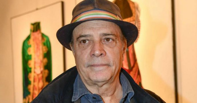 Piazza Montecitorio, Enrico Montesano discute con gli agenti perchè non porta la mascherina