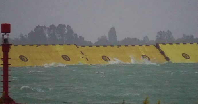 Venezia, al via il sollevamento del Mose per bloccare l’acqua alta in Laguna