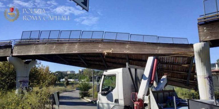 Laurentina, l’urto accidentale di un camion provoca il distacco di una porzione della pista ciclabile vicino piazza Ardigò