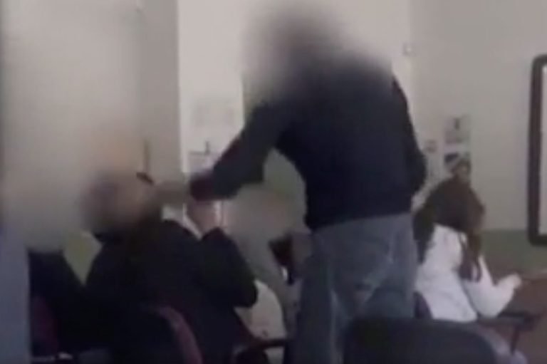 Teggiano (Salerno), professore schiaffeggia uno studente in aula: il video diventa virale. Indagano i carabinieri