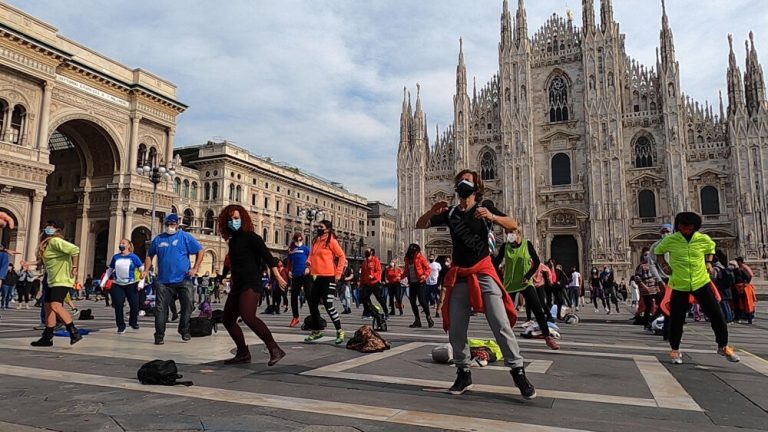Coronavirus, la protesta a Milano dei titolari di palestre, piscine, centri sportivi e centri benessere