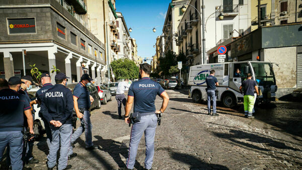 Napoli, il poliziotto che ha ucciso il rapinatore 17enne non avrebbe intimato l’alt prima di sparare