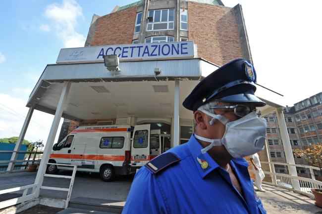 Coronavirus, al Cotugno di Napoli muore un 70enne. Per la famiglia ci sono stati ritardi inaccettabili. Per l’ospedale il paziente era gravissimo