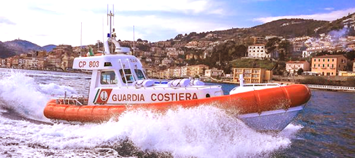Capreran (Sardegna), Cinque turisti francesi sono stati tratti in salvo dalla guardia costiera di La Maddalena dopo essersi incagliati a bordo di una barca a vela da 12 metri