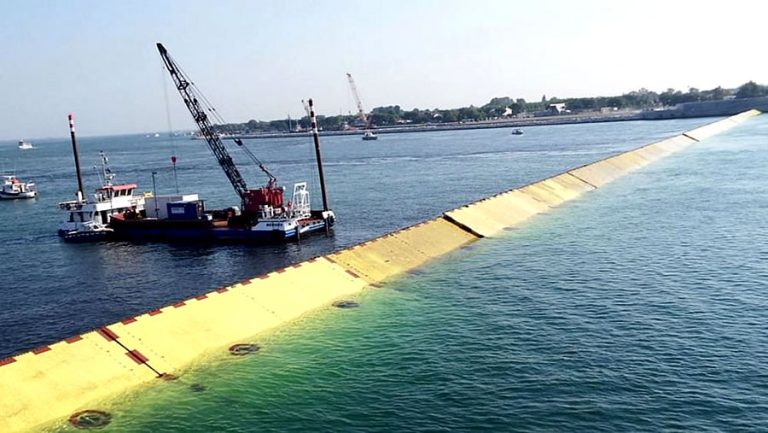 Venezia, alzate le barriere del Mose per proteggere la laguna