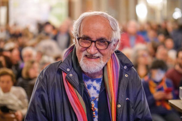Migranti, il parere di padre Zanotelli: “Un piccolo passo in avanti ma è davvero troppo poco contro i decreti Salvini, un distillato di razzismo di Stato”