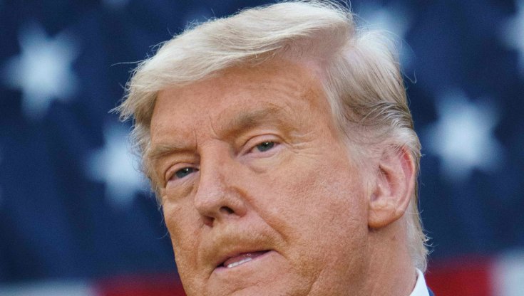 Usa, con la “nuova” acconciatura Donald Trump partecipa al Veteran’s Day