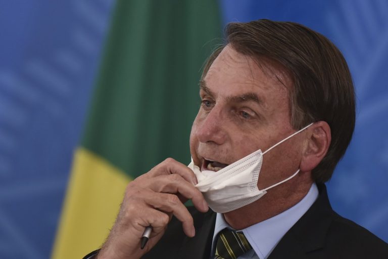 Brasile, il premier Bolsonaro in difficoltà annuncia un rimpasto di governo: cambio per sei ministeri