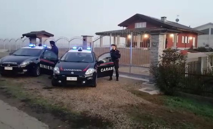 Tragedia a Villetta Carignano (Torino), 40enne uccide la moglie e i due figli gemelli: poi si toglie la vita