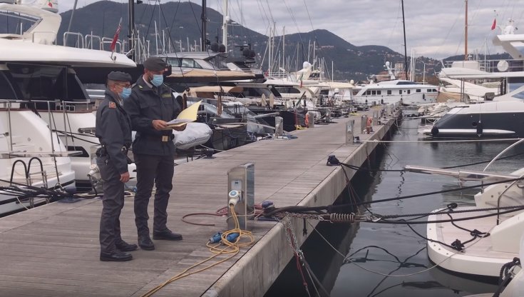 Liguria, sfruttamento del lavoro su yacht di lusso: 8 persone in carcere