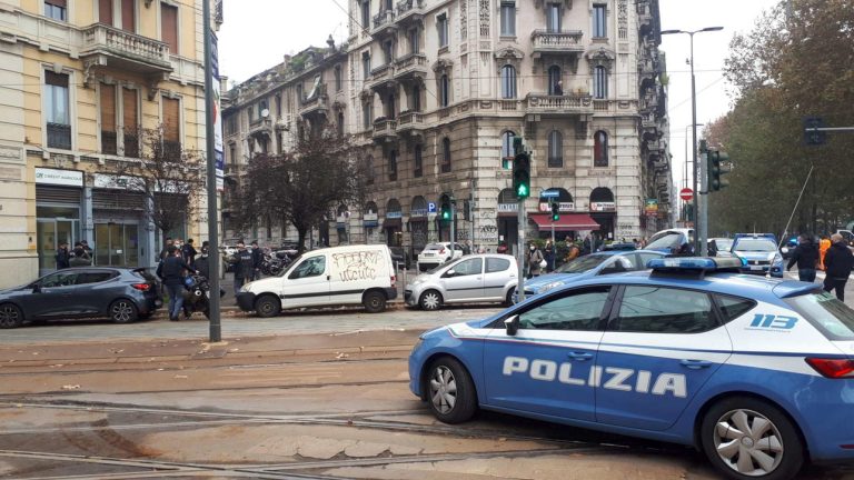 Milano, il direttore della banca rapinato stamane è stato ferito alla testa dai banditi con il calcio di una pistola