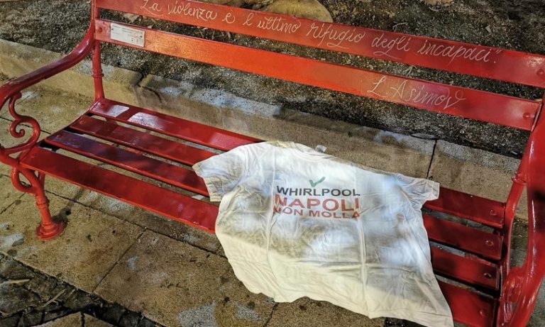 Napoli, la protesta dei lavoratori della Whirlpool con una panchina rossa