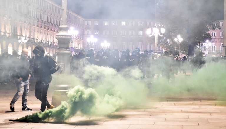 Torino, scontri contro il Dpcm di lunedì scorso: denunciati altre tre giovani per i saccheggi