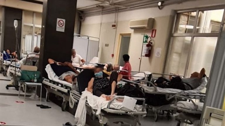 Coronavirus, l’allarme di Federfarma: “A Napoli situazione disperata, abbiamo bisogno di personale e delle bombole di ossigeno”