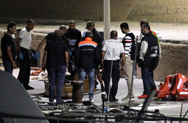Lampedusa, si ribalta un barchino con trenta migranti: tutti soccorsi e salvati da una motovedetta della Finanza