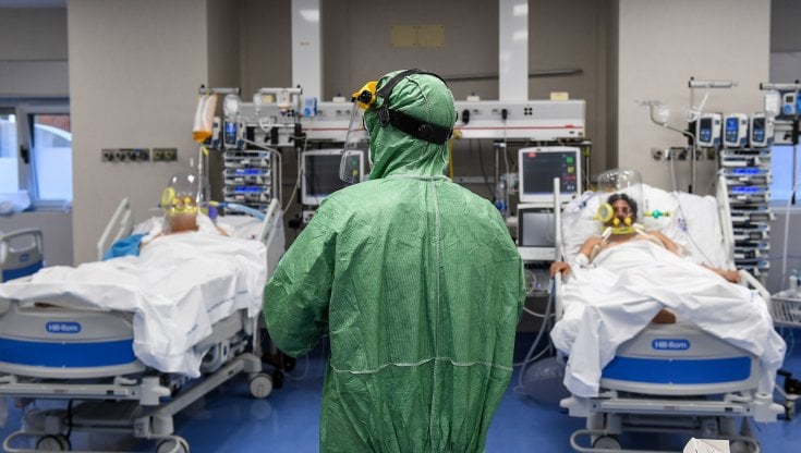 Coronavirus, l’allarme della fondazione Gimbe: “Infettati l’1 per cento degli italiani. In una settimana i morti sono aumentati del 70 per cento”