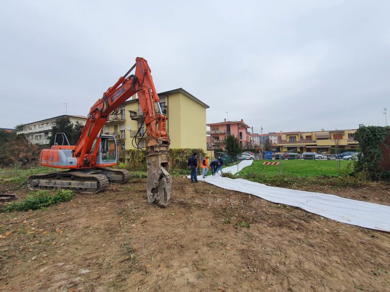 Padova, abbattuto un muro simbolo del degrado in via Anelli