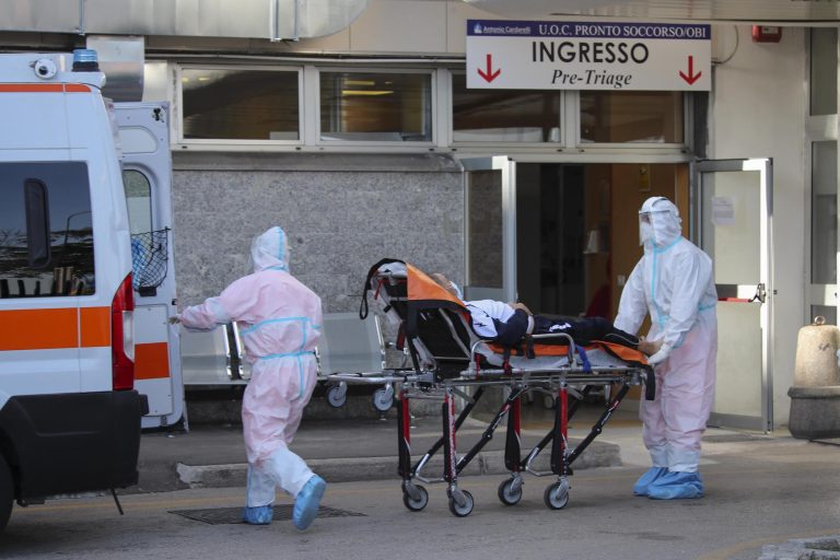 Coronavirus, il dramma di un paziente del Cardarelli di Napoli trovato morto in un bagno