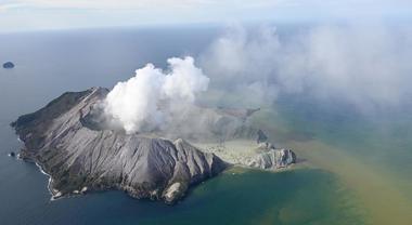 Nuova Zelanda, per le 22 persone morte durante un’eruzione vulcanica sono state incriminate 13 persone