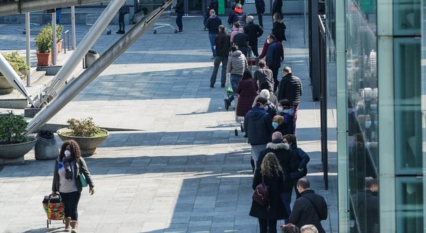 Torino, file ai supermarket in vista del lockdown