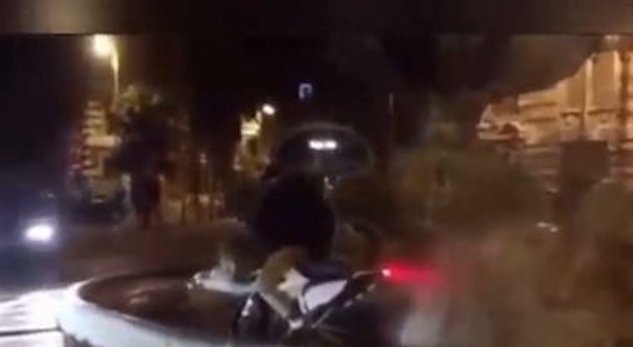Con lo scooter dentro la Fontana delle Rane al quartiere Coppedè. La sindaca Raggi: “Offesa la Capitale”