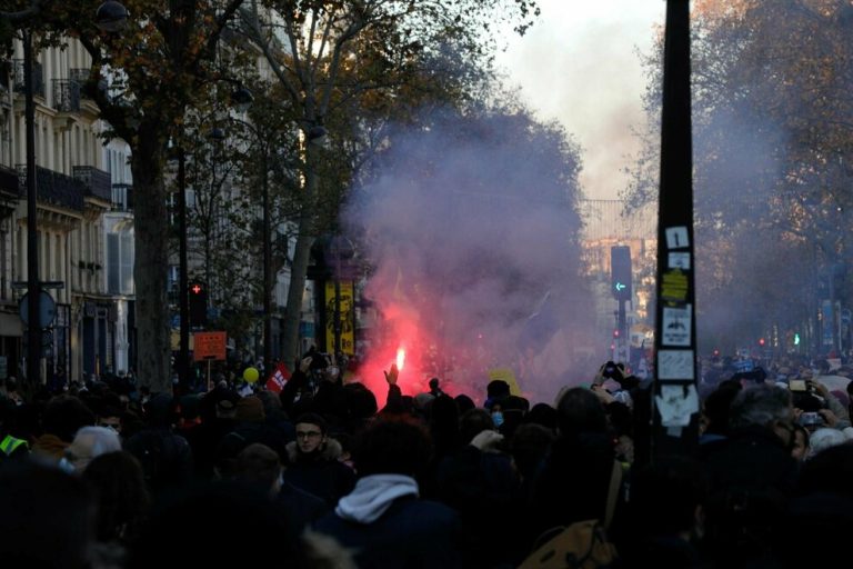 Francia, disordini a Parigi per un corte contro la legge sulla sicurezza globale