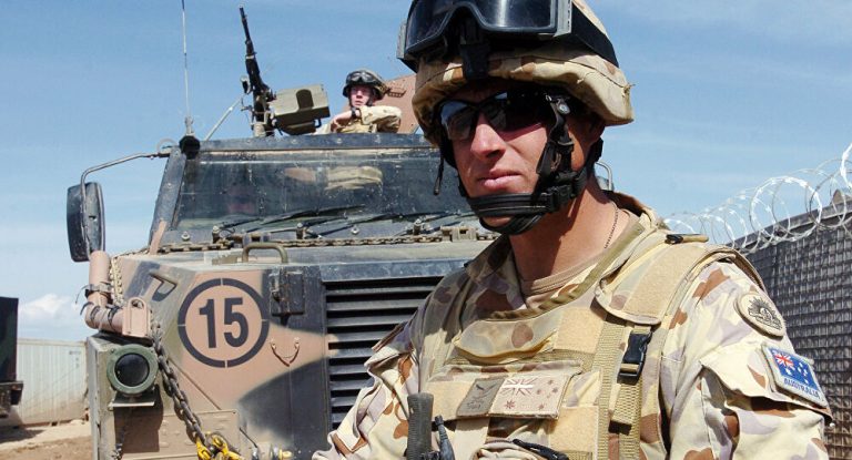 Scontro diplomatico tra l’Australia e la Cina dopo che Pechino ha mostrato una foto ritoccata in cui un soldato di Canberra sgozza un civile afghano